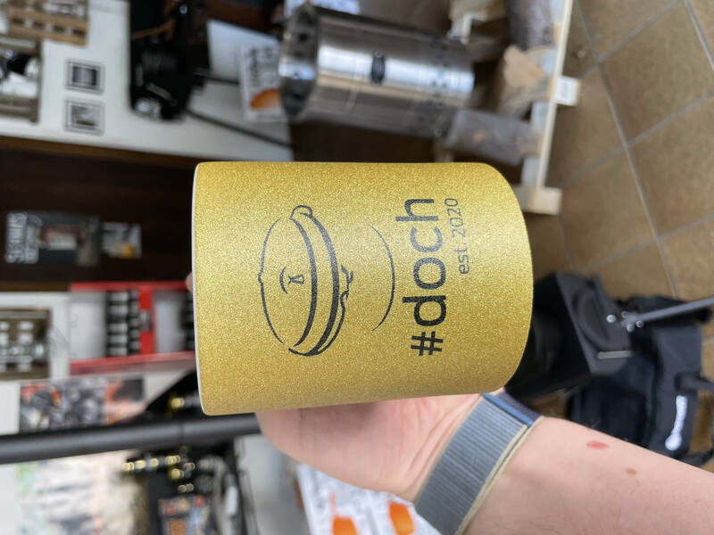 Kaffeebecher mit #doch-Logo Rosa
