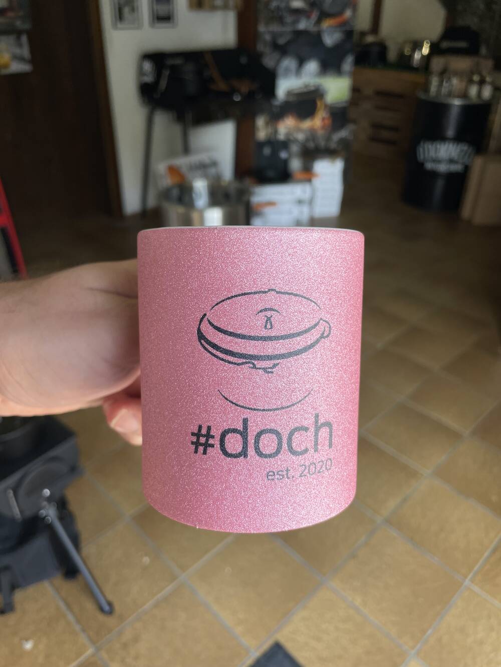 Glitzer-Kaffeebecher Rosa Kaffeebecher mit #doch-Logo Rosa