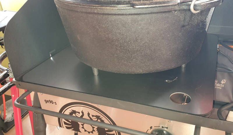 Gastisch Metallabdeckung